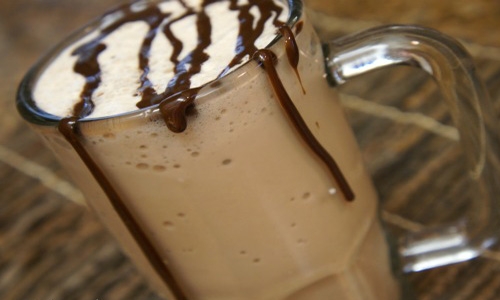 Фото для рецепта: Молочный коктейль с шоколадным сиропом