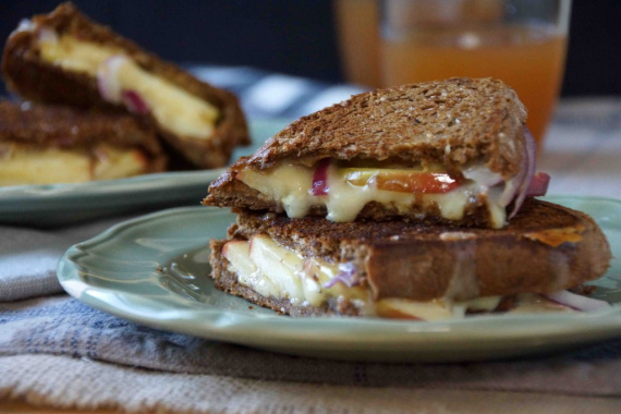 Фото для рецепта: Ржаные бутерброды с яблоком и горчицей