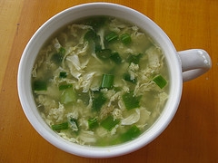 Фото для рецепта: Куриный суп с яйцами и имбирем