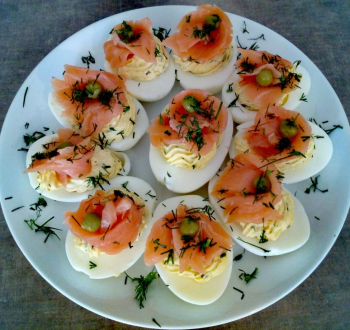 Фото для рецепта: Фаршированные яйца с красной рыбой